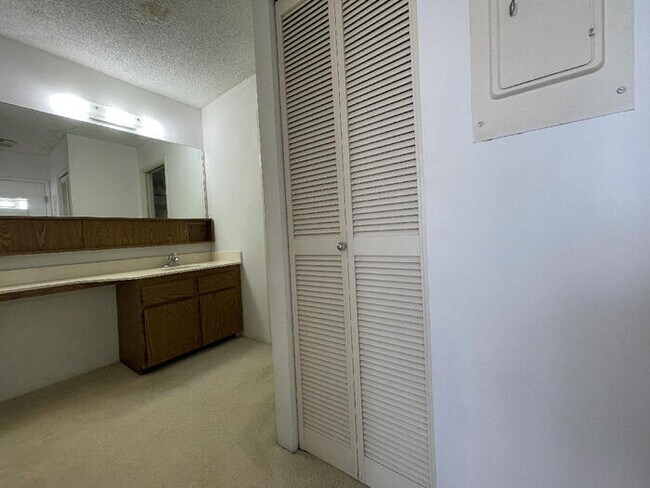 Building Photo - PEARL REGENCY 1/1/1 PH, sec, W/D, D/W, A/C...