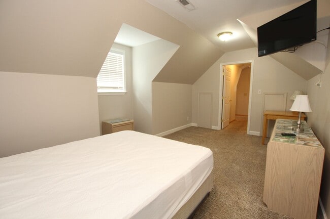 Building Photo - Garage apartment located close to area sho...