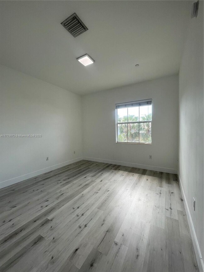 Building Photo - 412 Olssen Ave