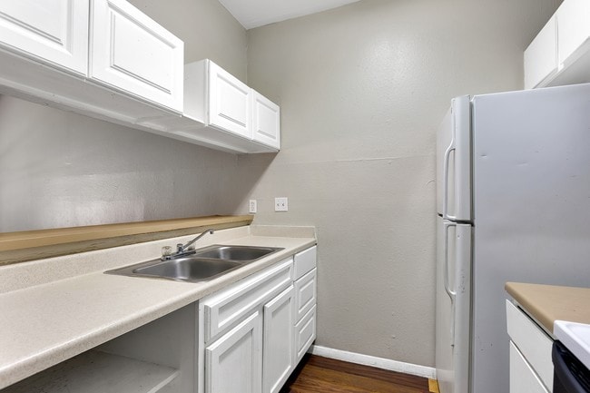 Kitchen - Lynridge Apartments