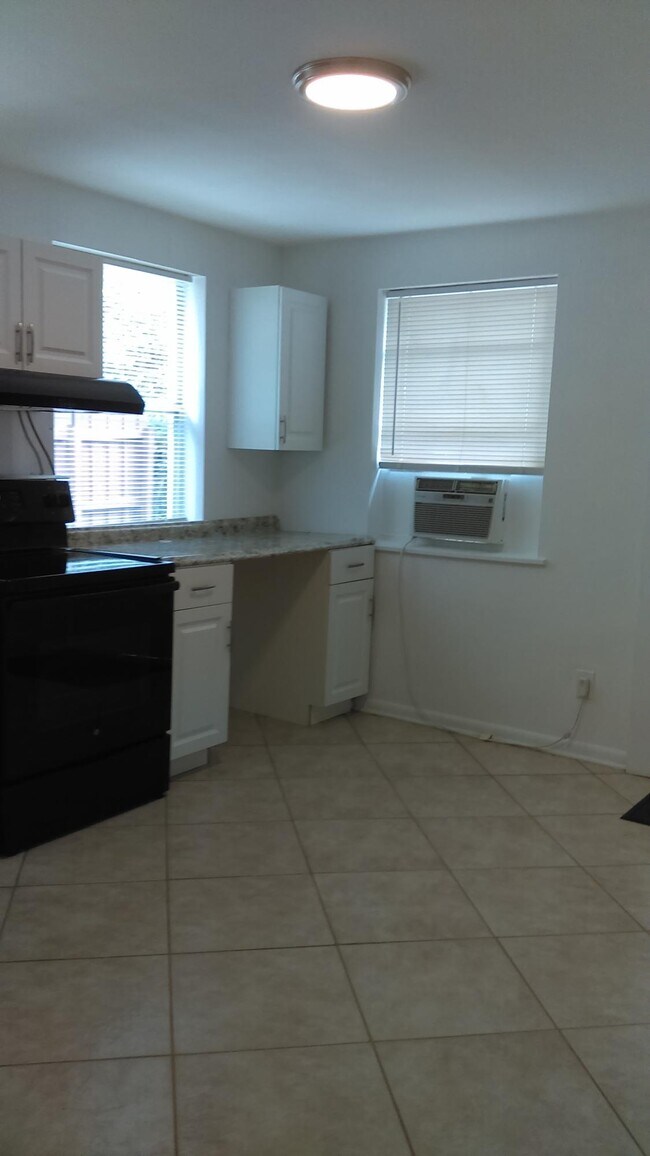 Foto del edificio - 11800 Ellison Wilson Rd