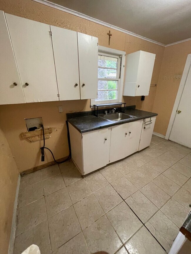 Building Photo - Spacious 3 Bedroom Home