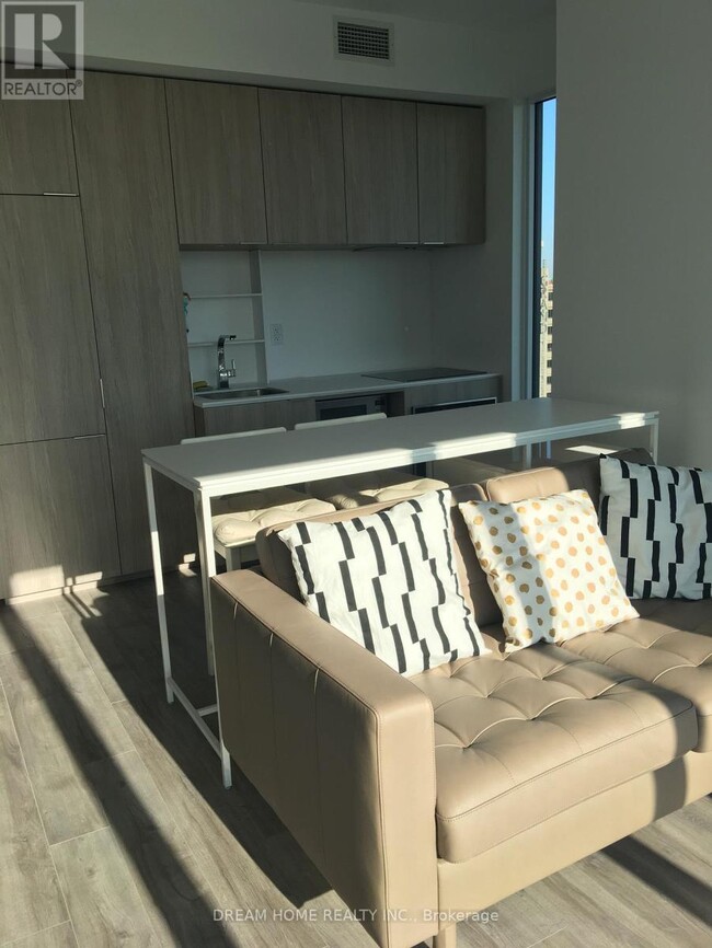 Building Photo - 77 Shuter St