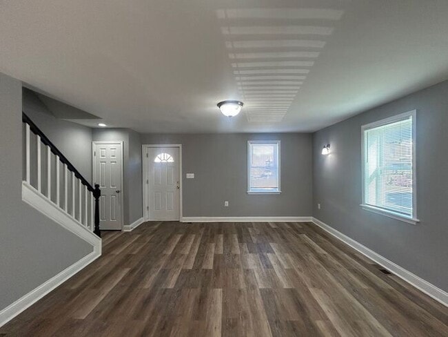 Building Photo - 4 Bedrooms with 2 full bathroom