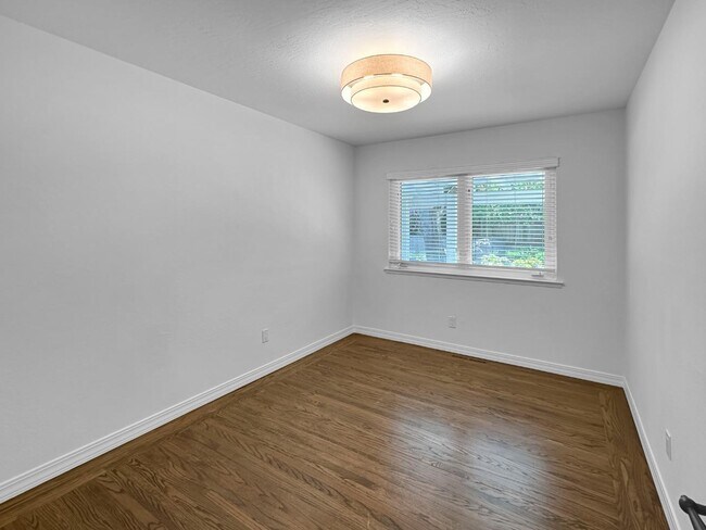 Foto del edificio - 1527 Queensbury Ave