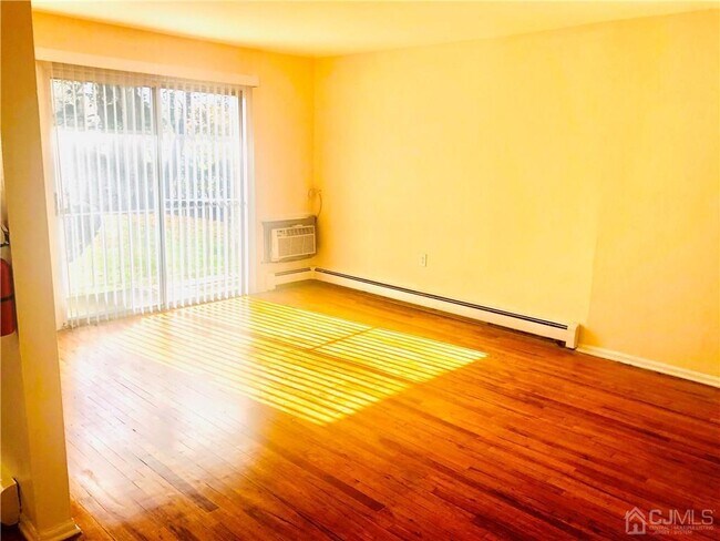 Foto del edificio - 400 Cranbury Rd