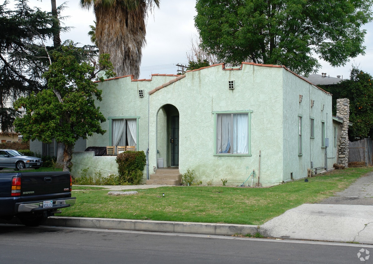 Building Photo - 1445 E Maple St