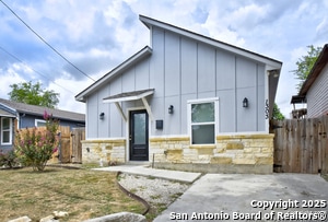 Building Photo - 1303 Lombrano St