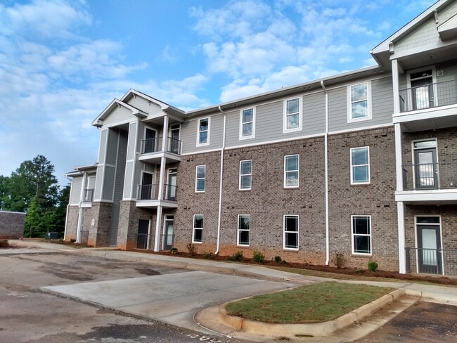 Building Photo - Peaks of Dahlonega