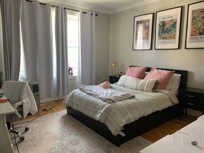 Building Photo - Spacious three bedroom