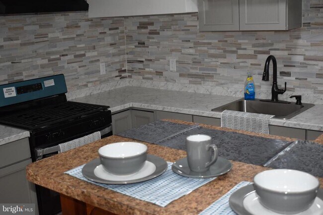 Foto del edificio - 6308 Joslyn Pl