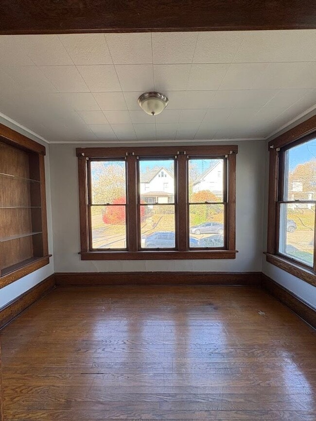 Building Photo - Two bedroom one bathroom 1st level for rent