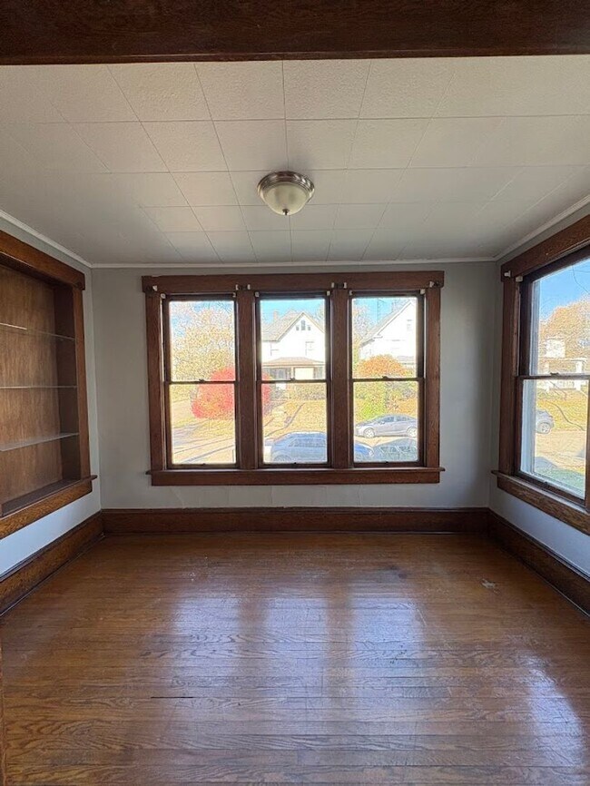 Foto del edificio - Two bedroom one bathroom 1st level for rent