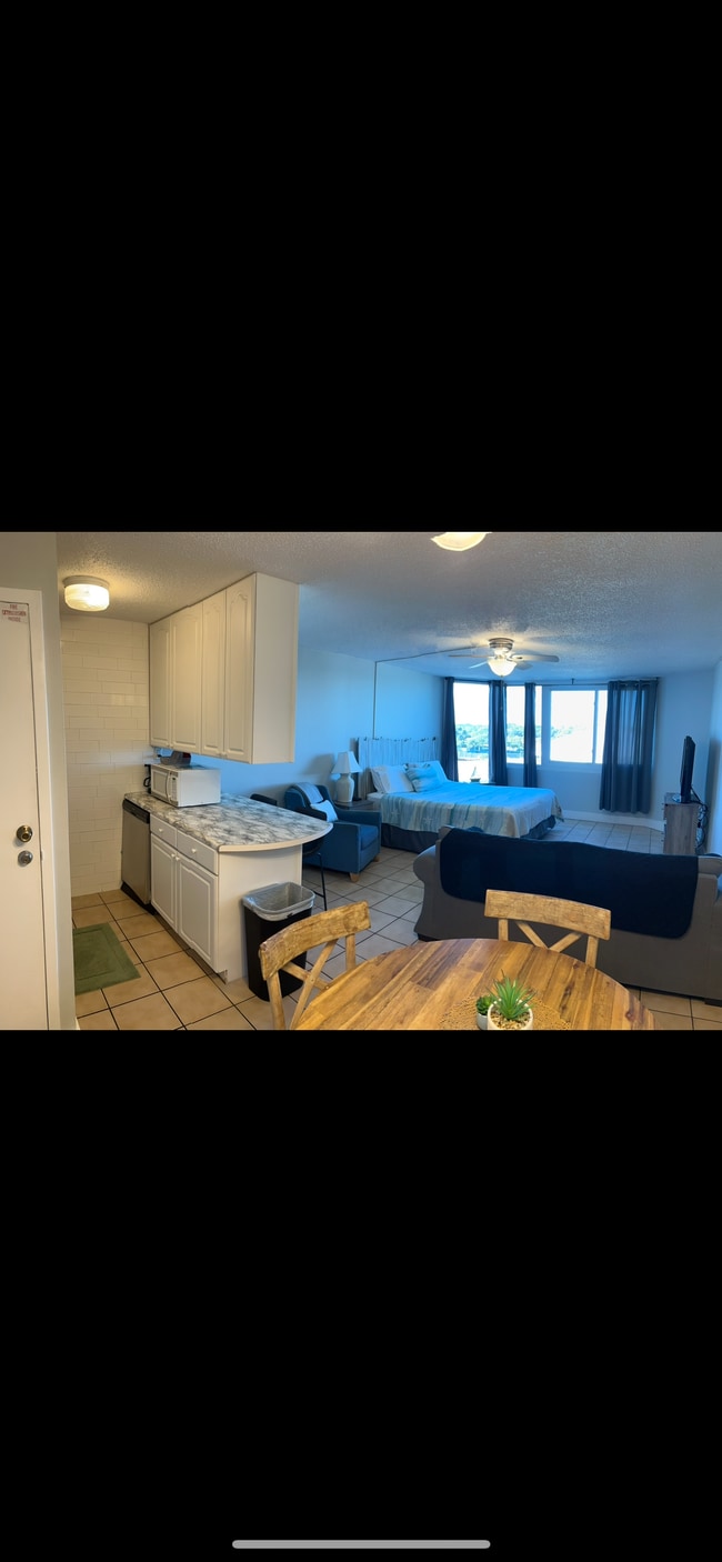 Building Photo - 8817 S Thomas Dr