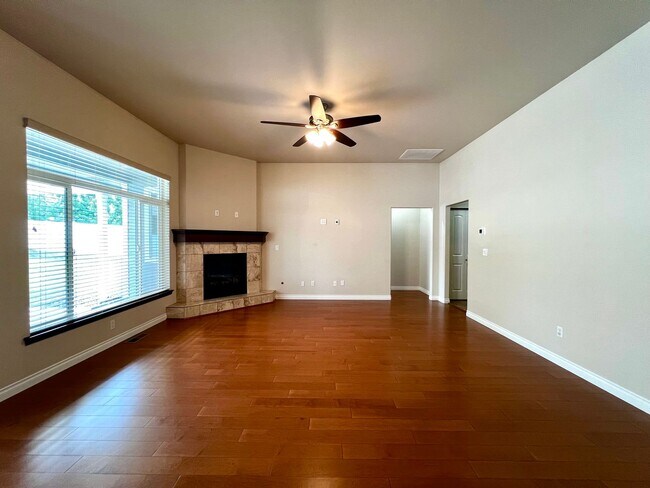 Foto del edificio - Home in West Valley with garage & back yard!
