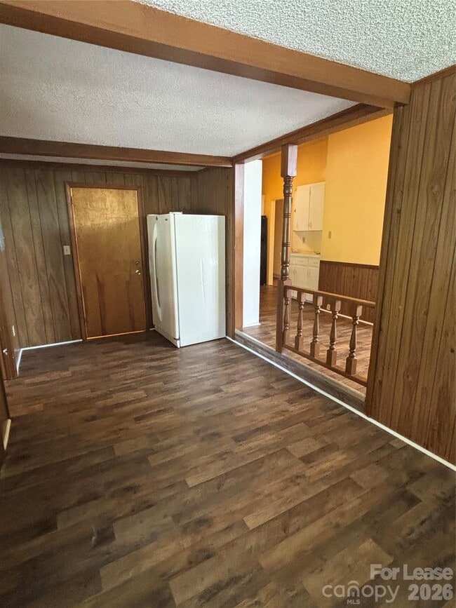 Building Photo - 724 Oakdale Dr