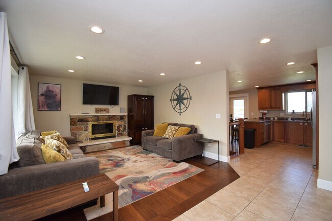 Foto del edificio - Updated 5 Bed West Valley Gem with Great Layout & Outdoor Living Space!!