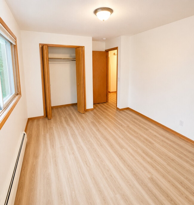 Building Photo - Lake Point Drive Apartments