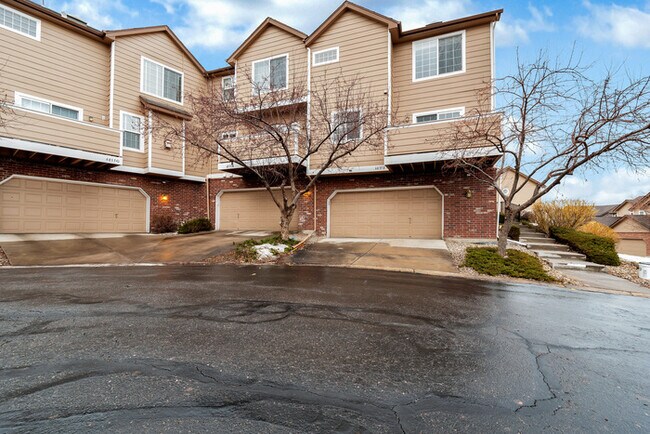 Foto del edificio - 2 Bedroom Condo in Littleton with a Fireplace and 2-car Garage!