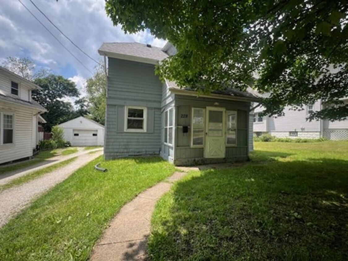 Foto principal - 228 Bowmanville St