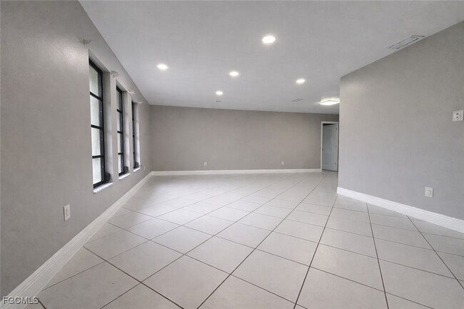 Foto del edificio - 245 SW 47th St