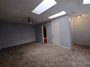 Building Photo - 10855 Meadowglen Ln