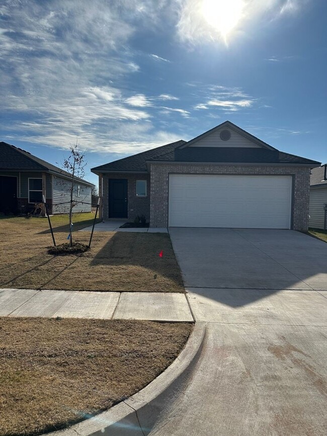 Building Photo - *Pre-leasing* NEWER Three Bedroom | Two Ba...