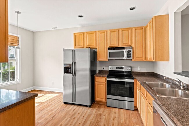 Foto del edificio - Beautiful 3 bedroom 3.5 bath with bonus room!