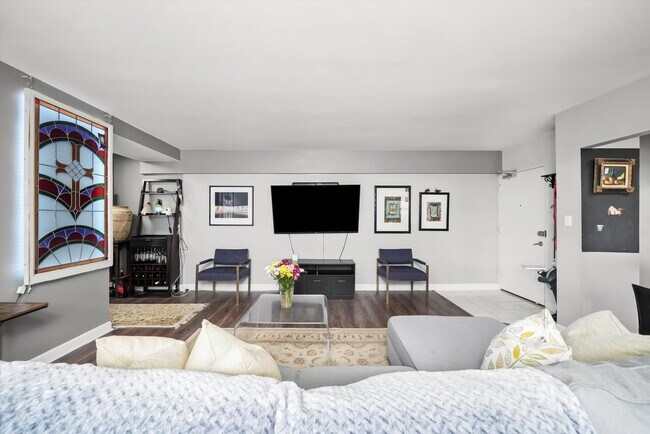 Foto del edificio - 4970 N Marine Dr