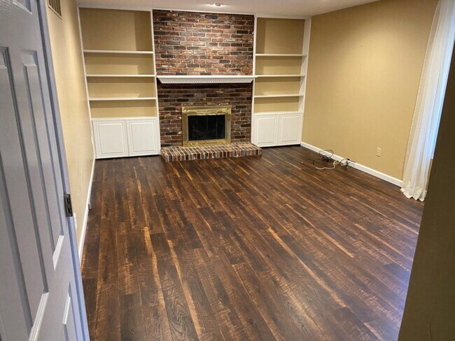 Building Photo - 123 Country Creek Ct