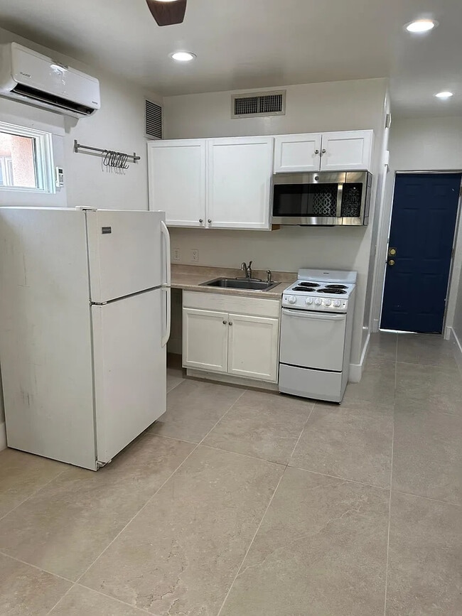 Foto del edificio - 2410 E 1st St