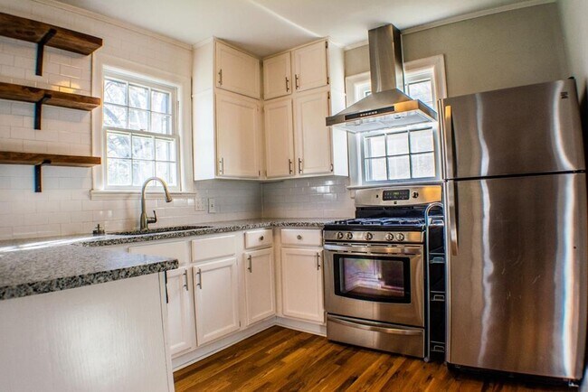 Foto del edificio - 2324 Fairway Dr