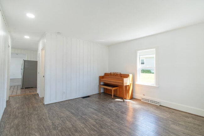 Building Photo - 38 Mohican Rd