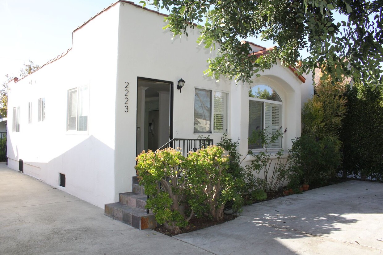 Foto principal - Bright West Adams Area Bungalow Style home