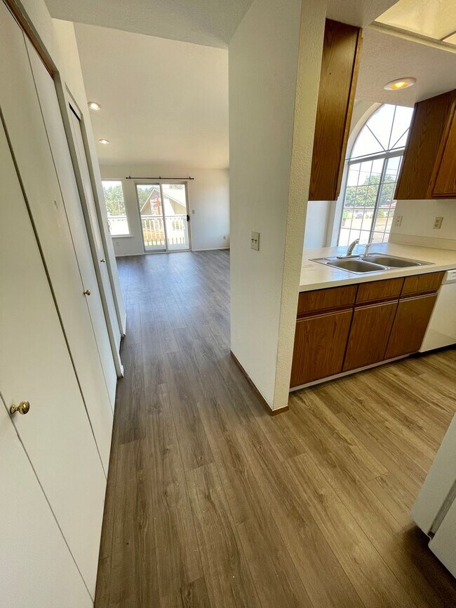 Foto del edificio - Adorable Top Unit Located in Ferndale