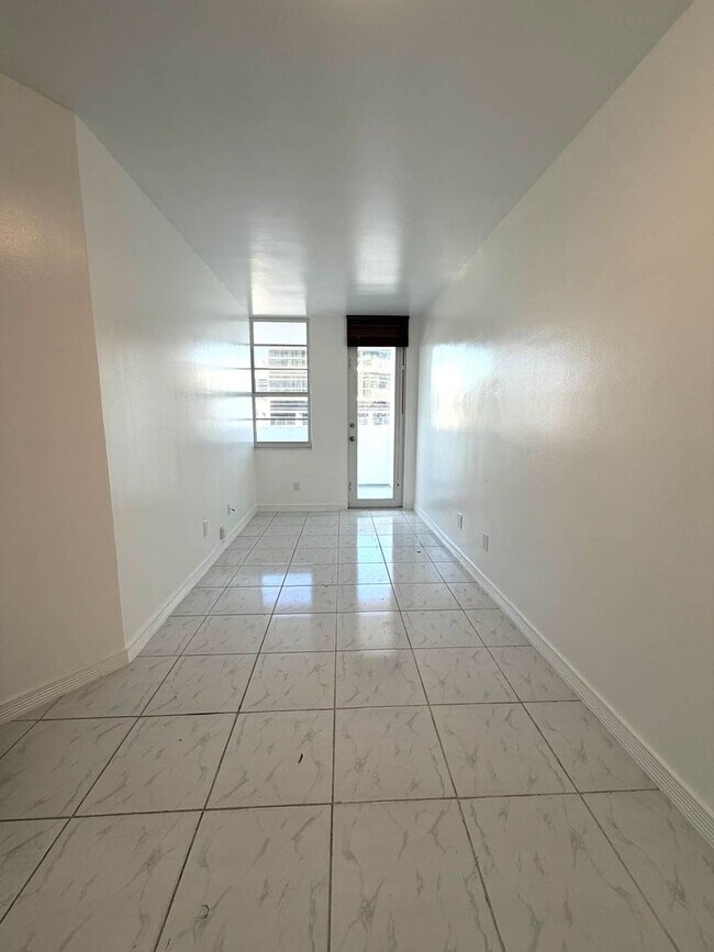 Foto del edificio - Live where Lincoln Road meets the Ocean in a full service resort-style condominium in South Beach!