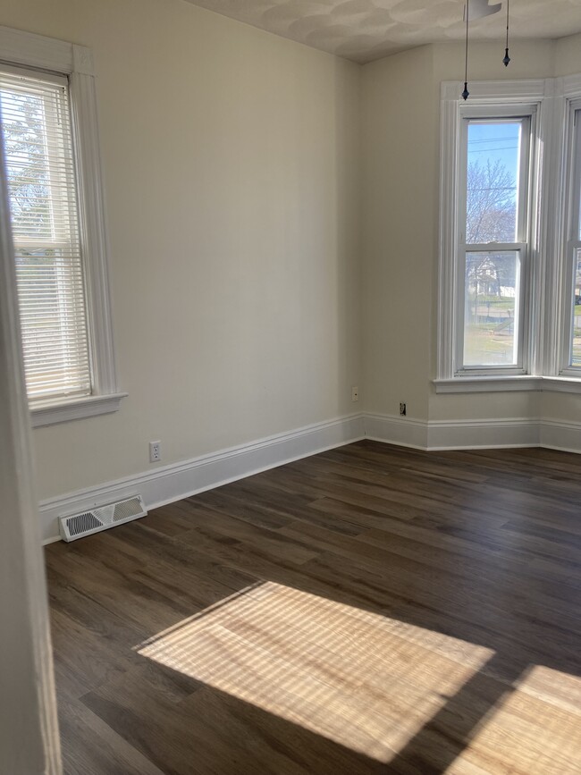 Building Photo - 70 Hedley Ave