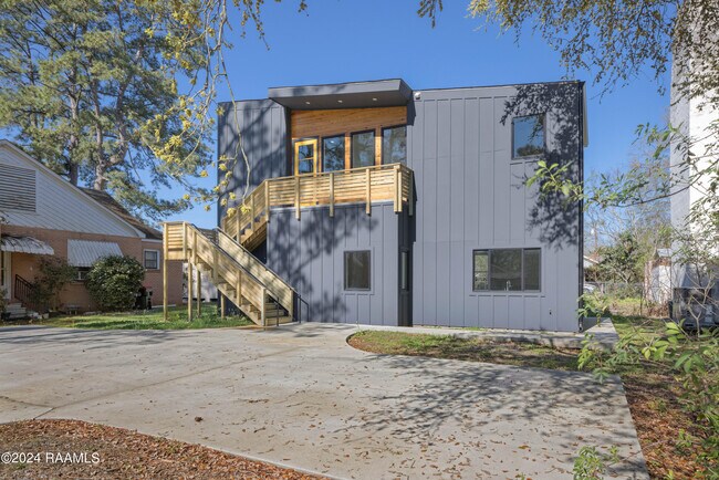 Building Photo - 306 W Taft St