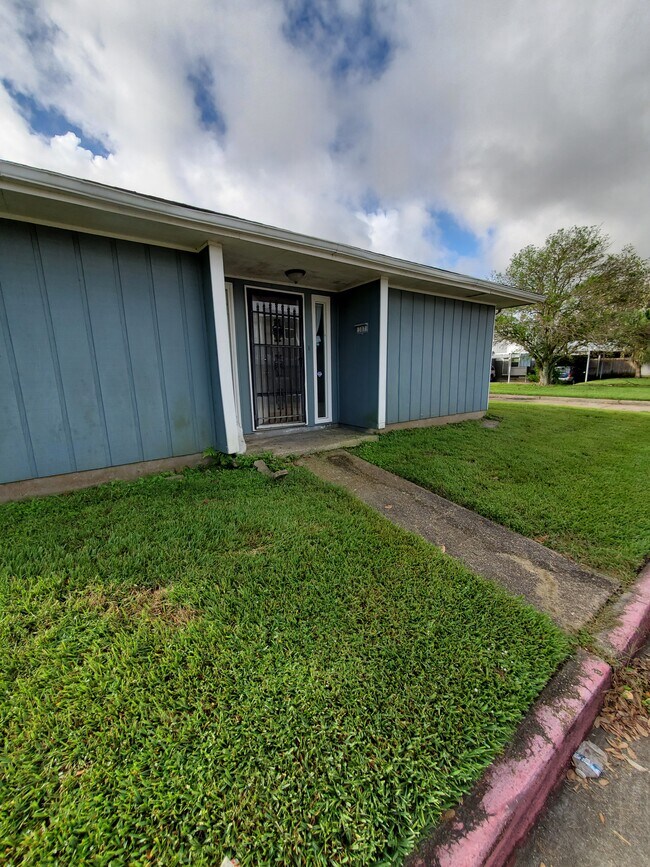 Front entrance - 307 E Club Dr