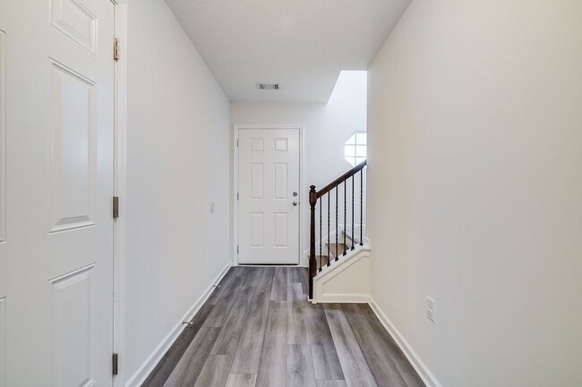 Building Photo - 3 Bedroom, 2.5 Bath Townhome Available Mar...