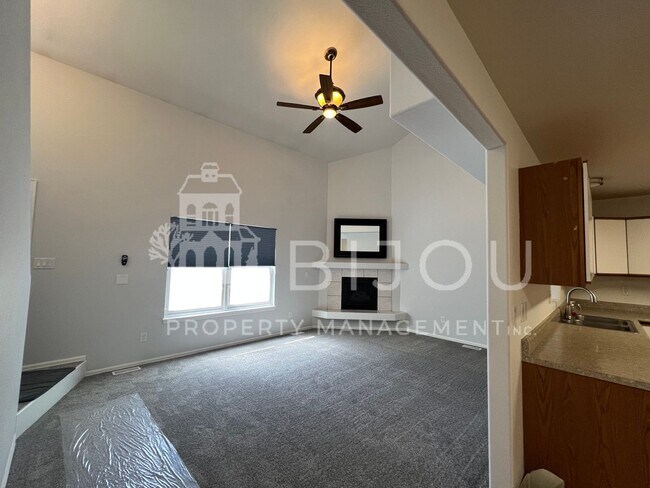 Building Photo - Spacious Rockrimmon Townhome