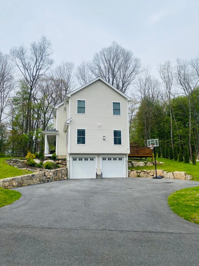 Building Photo - 32 Great Hill Rd