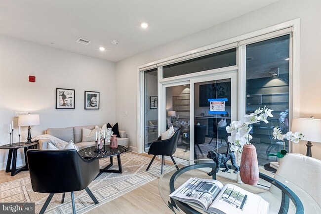 Foto del edificio - 6910 Ridge Ave