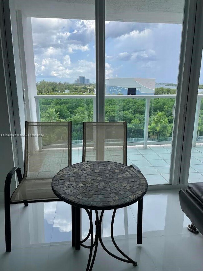 Foto del edificio - 100 Bayview Dr