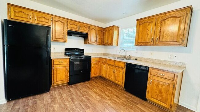 Building Photo - Creekwood Park Townhomes - Available Now with discounted rent