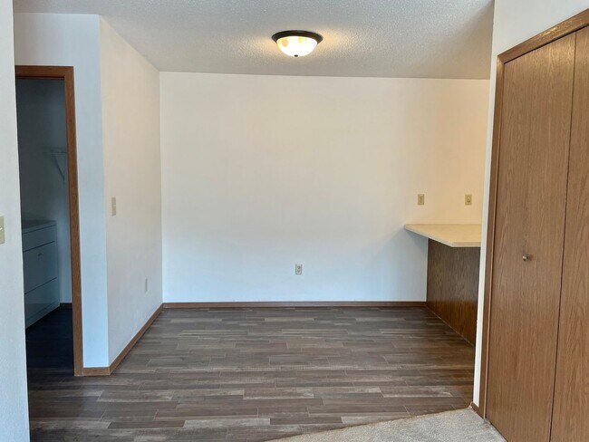 Building Photo - 2 bed, 2 bath in South Fargo!