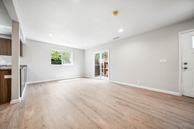 Building Photo - Remodeled apartment all NEW! Convenient lo...