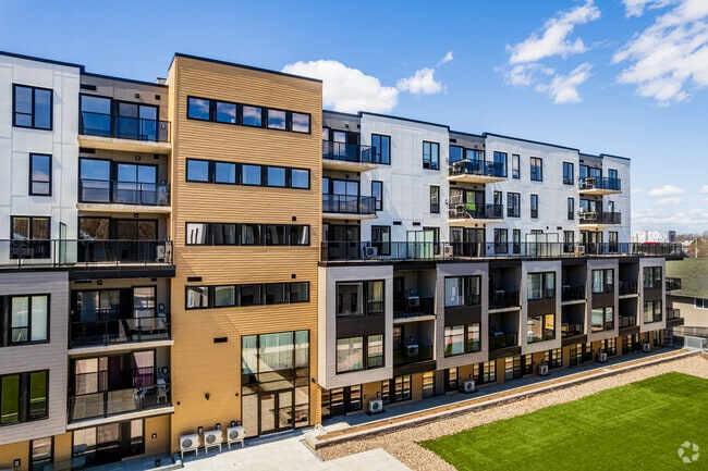 Cour 2 - 6450 Bayers Road - Courtyard 1 & 2 At Bayers & Young