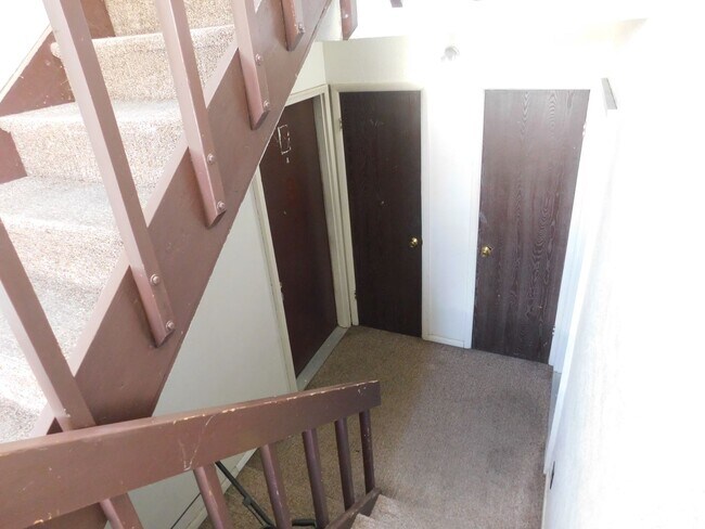 Building Photo - 805 E Cedar Ct