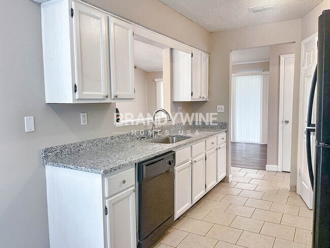 Foto del edificio - **1 MONTH FREE RENT**